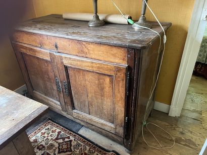 Maie buffet en bois naturel, XIXème siècle

Elle...