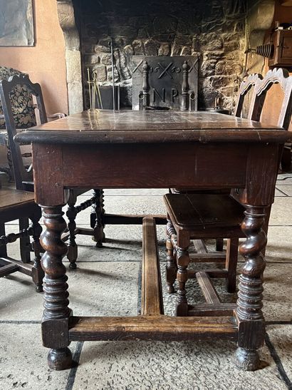 Table en bois naturel en partie du XVIIe...