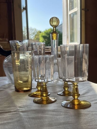 Partie de service en verre à décor ambré...