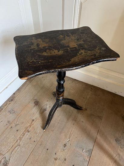 Small pedestal table in black lacquered wood,...