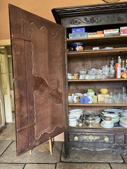 Armoire lorraine en chêne mouluré et sculpté...