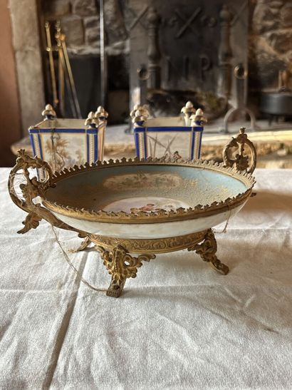Dans le goût de Sèvres, époque Napoléon III

Paire...