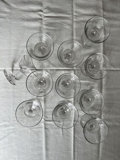 Onze coupes à champagne en verre vers 1850

Gravé...