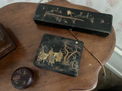 Trois boites en papier maché ou laque dans...