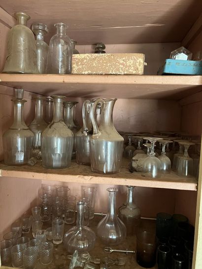 Fort lot de verres provenant de services...