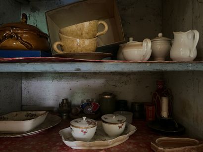 Mannette H de porcelaines blanches comprenant...