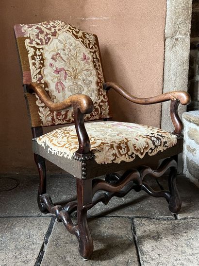 Deux fauteuils en noyer mouluré, en partie...