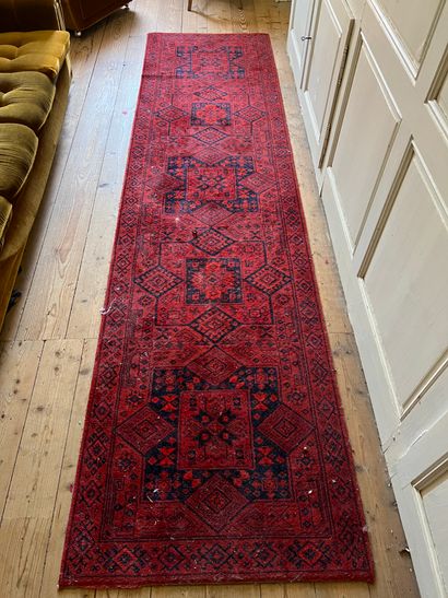 Lot de trois tapis, XXe siècle 160 x 44,5...
