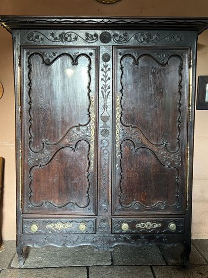 Armoire lorraine en chêne mouluré et sculpté...