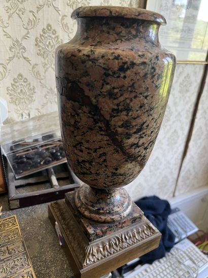 Paire de vases en granit d'Assouan, première...