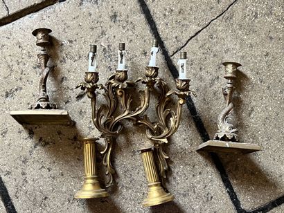 Lot comprenant une paire de bougeoirs en...