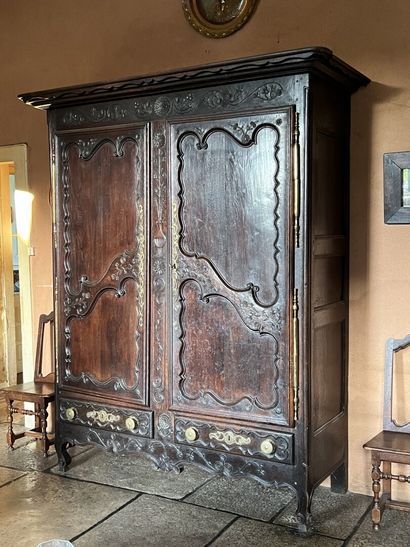 Armoire lorraine en chêne mouluré et sculpté...