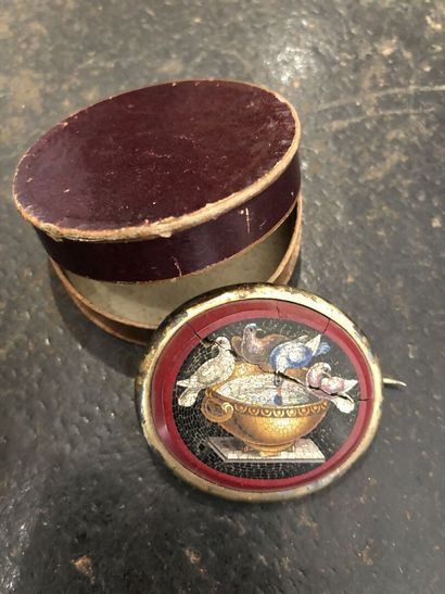 Broche en micromosaïque montée en vermeil...