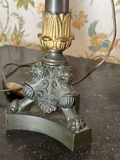 Paire de bougeoirs en bronze ciselé et doré,...