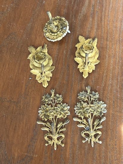 Lot de cinq porte-montres en bronze ciselé...
