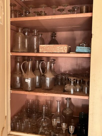 Fort lot de verres provenant de services...