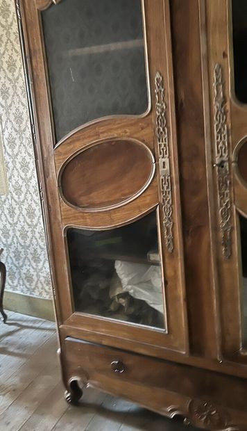 Natural wood wardrobe early XIXth century

It...