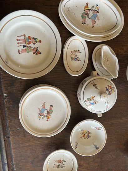 Dinette en faïence fine, début XXème siècle

Elle...