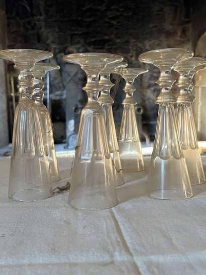 Suite de huit flutes en verre et en cristal,...