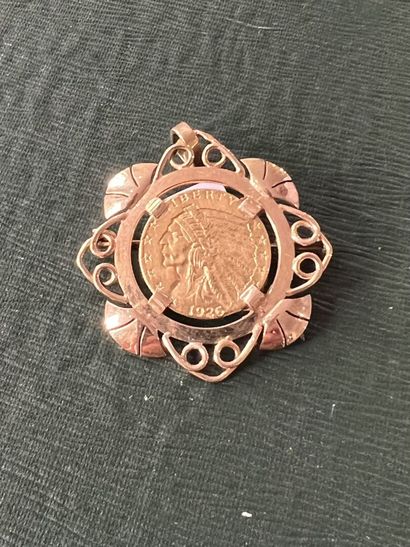 
Broche en or orné d'une pièce de 2,5 dollars...