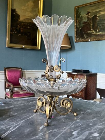 Grande coupe en cristal monté en bronze,...