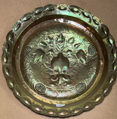 Plat en laiton repoussé, XIXe

A décor d'un...