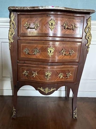 Chest of drawers in satinwood veneer in rosewood...