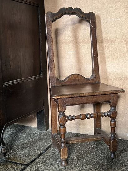 Suite de six chaises lorraines en chêne mouluré,...
