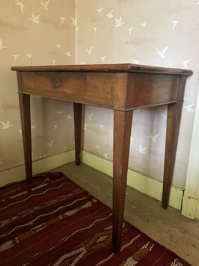 Table en bois naturel, début du XIXème siècle

Elle...