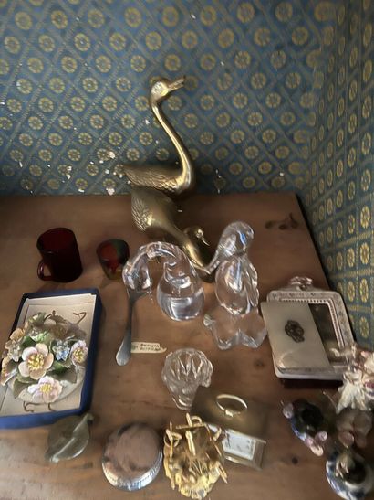 Lot de vaisselles, tasses en Minton, vases...
