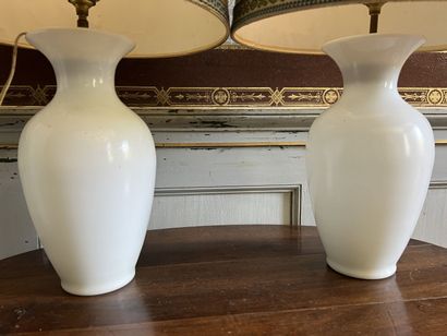 Paire de vases en opaline blanche, XIXème...
