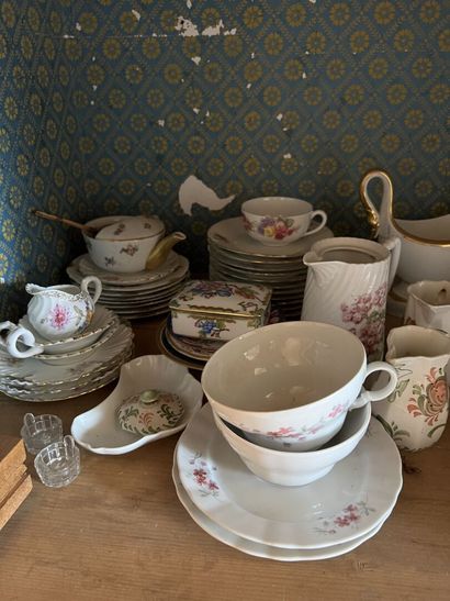 Lot de vaisselles, tasses en Minton, vases...