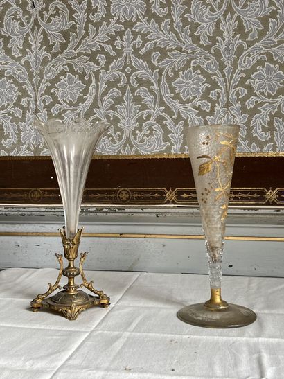 Deux vases en verre et cristal, fin XIXème

L'un...