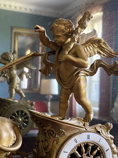 Chased and gilt bronze clock, Empire period.

Decorated...