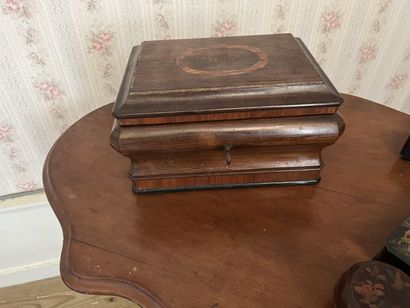 Coffret en placage de palissandre et bois...