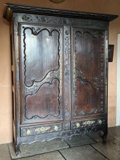 Armoire lorraine en chêne mouluré et sculpté...
