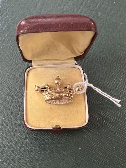 Broche en or vers 1900

A décor d'une couronne...