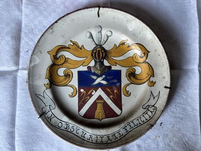 Lot de trois assiettes en faïence et terre...