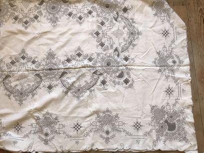Table service embroidered with chrysanthemums,...