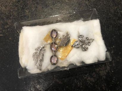 Lot comprenant :

Feuille broche en métal

Broche...
