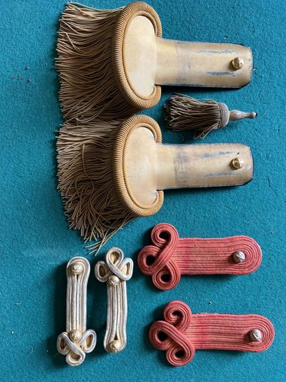 Artillery officer lot: pair of gold epaulets,...