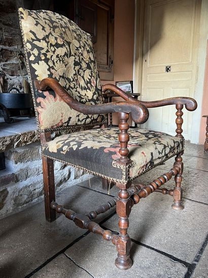 Deux fauteuils en noyer mouluré, en partie...