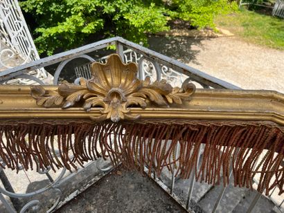Cantonnière en bois mouluré sculpté et doré...