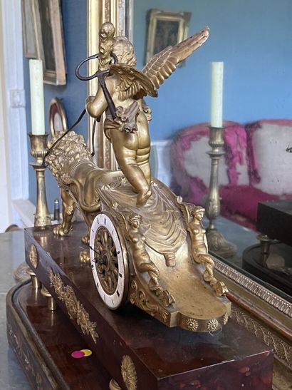 Chased and gilt bronze clock, Empire period.

Decorated...