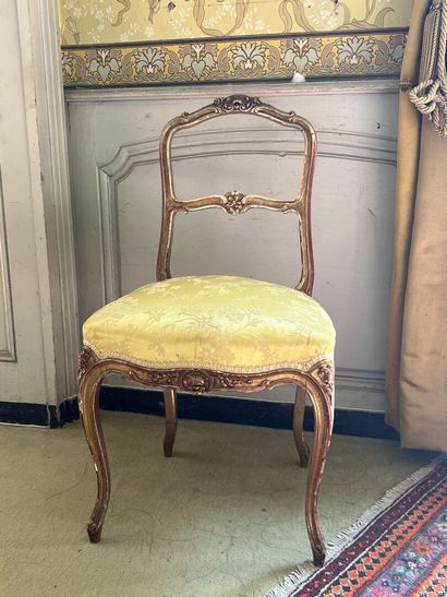 Suite de quatre chaises en bois mouluré,...