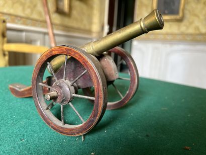 Small barrel. Brass barrel, engraved. Wooden...