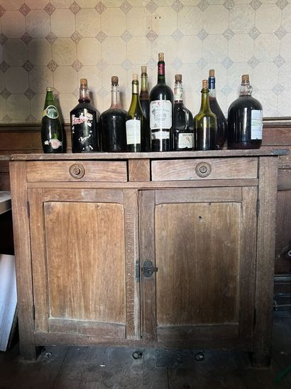 Petit buffet en noyer, milieu du XIXème siècle

Il...