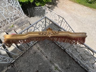 Cantonnière en bois mouluré sculpté et doré...