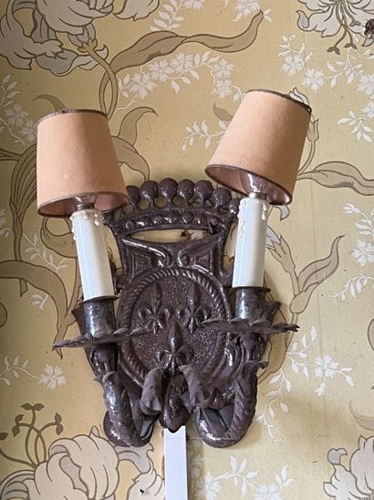 Paire d'appliques en fer repoussé, fin du...