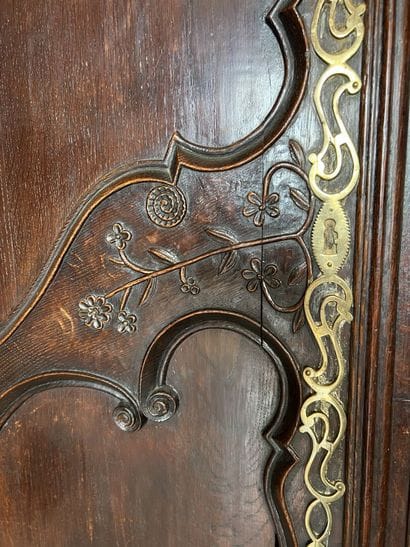 Armoire lorraine en chêne mouluré et sculpté...